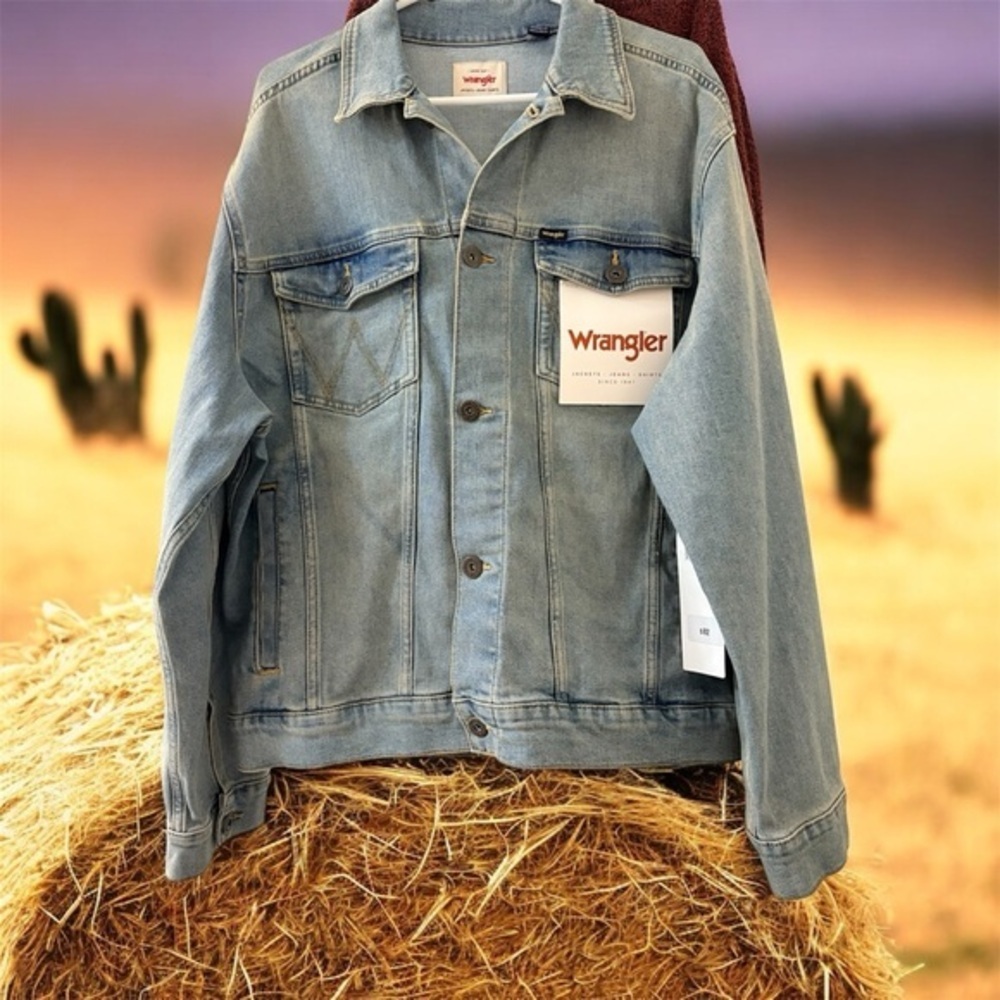 NWT Wrangler Unisex Light Blue Denim Jacket Size Large